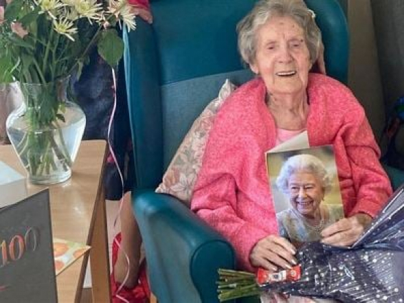 100-летняя женщина назвала спокойствие причиной своего долголетия